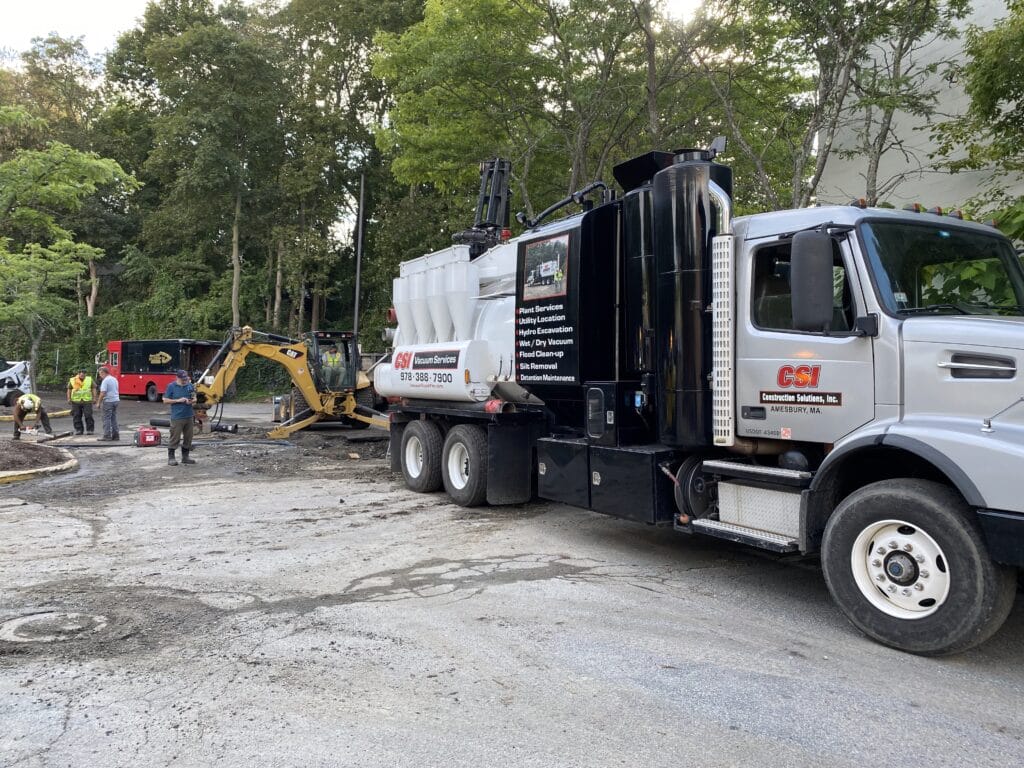 vacuum & mechanical excavation performing in water main break in ma